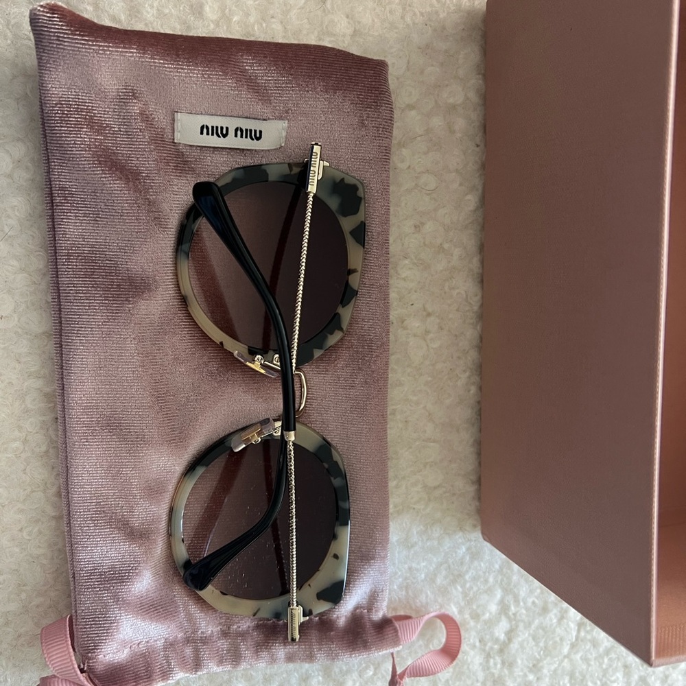 Tortoise Shell Round Sunglasses - Picture 7 of 7